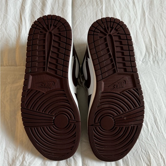 Jordan 1 Low “Bronze Eclipse” WOMENS 8.5 - Picture 5 of 6